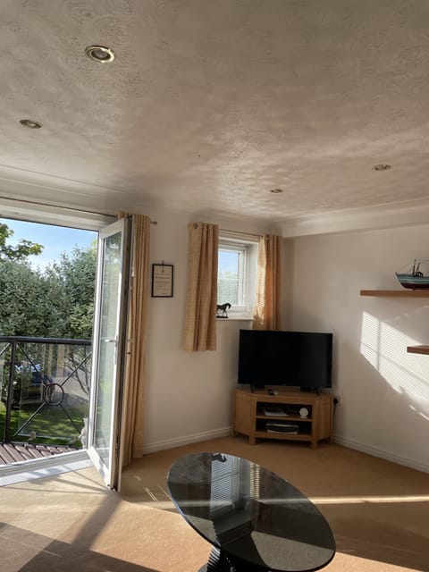 Lounge with access to the balcony