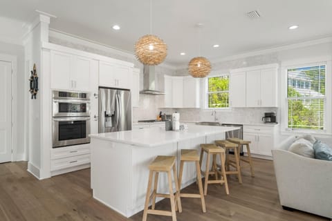 Kitchen with Breakfast Bar