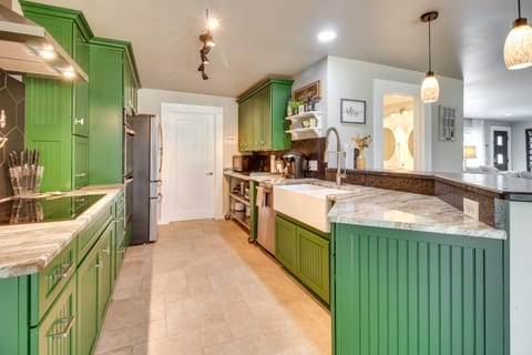 Kitchen | Equipped w/ Cooking Essentials