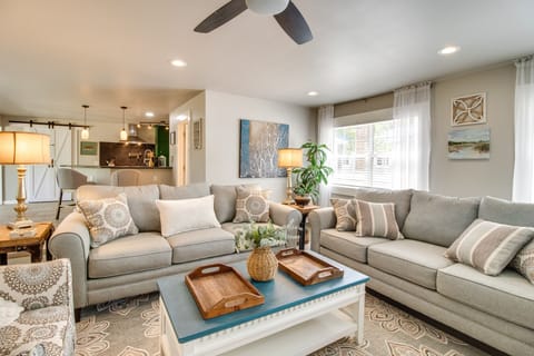 Living Room | Flat-Screen TV | Free WiFi