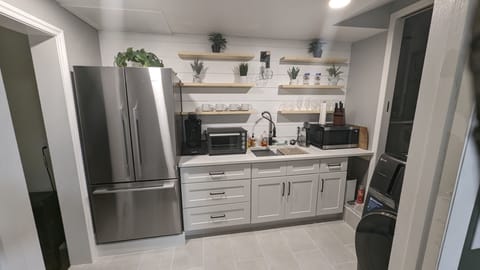 Full-size fridge, microwave, oven, coffee/tea maker