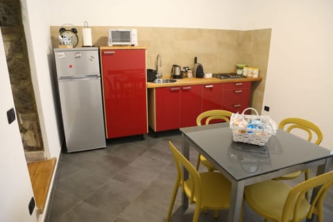 Fridge, oven, stovetop, coffee/tea maker