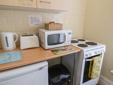 Fridge, microwave, oven, cookware/dishes/utensils