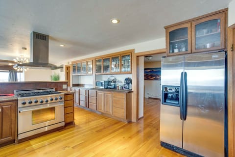 Kitchen | Single Story | Blender | Slow Cooker | Trash Bags & Paper Towels