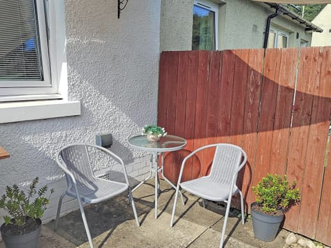 Sitting-out-area | Honeysuckle Cottage, Luncarty, near Perth