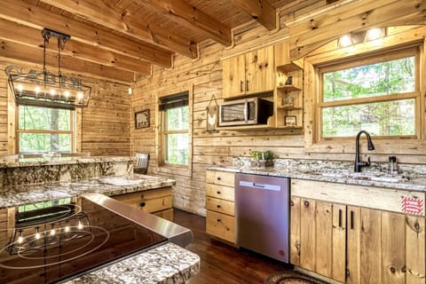 Fully equipped modern kitchen has everything you need to prepare delicious, home-cooked meals for family and friends!