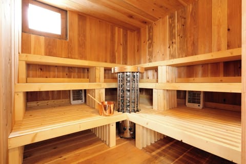 On-site electric sauna (reservation required)