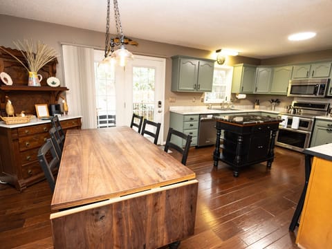 Dining room with seating for up to 10.