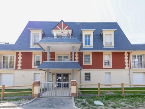 Building, Window, Property, House, Land Lot, Cottage, Plant, Door, Siding, Residential Area