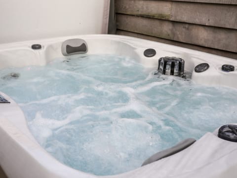 Indoor spa tub