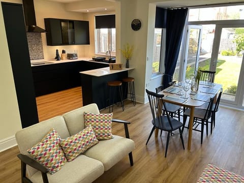 Second lounge area with TV