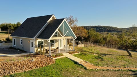 Johnson Creek Bluffs Getaway view of house and front porch for dining & relaxing