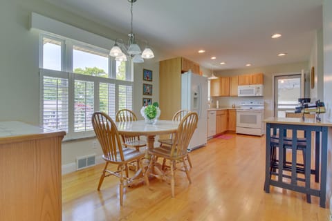 Dining Area | Dishware & Flatware Provided