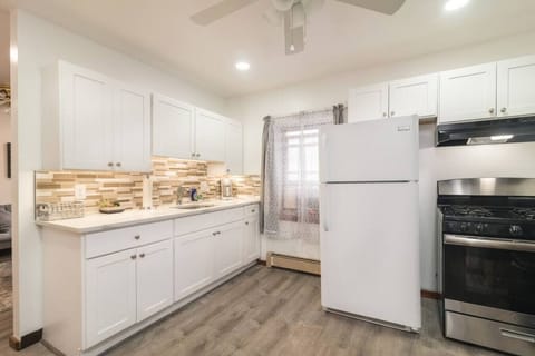 Fridge, oven, stovetop, coffee/tea maker