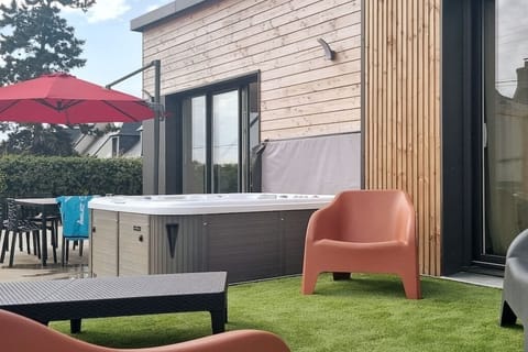 Terrasse plein sur avec Spa, espace détente avec gazon synthétique