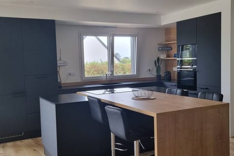 Cuisine Leich entièrement équipée avec plans en granite noir