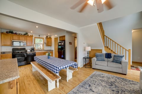 Dining Area | Dishware & Flatware Provided