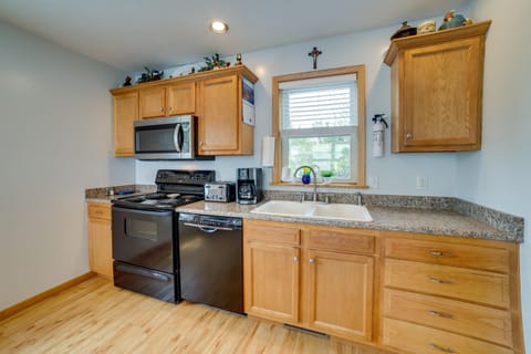 Kitchen | Trash Bags & Paper Towels Provided | Complimentary Spices