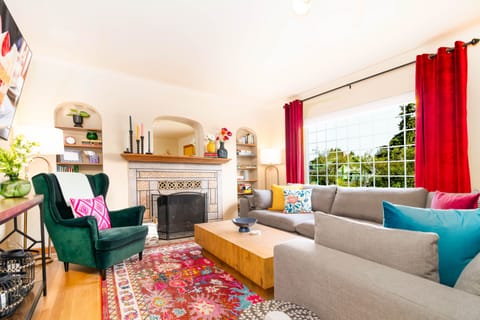The vibrant living room at the Charming Cottage Retreat