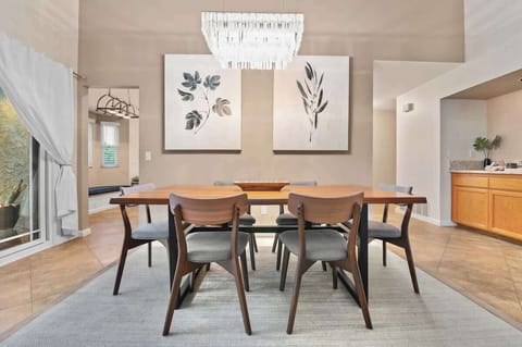 6 seater dining table with light accent for a great dining experience