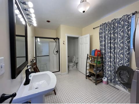 Shower, jetted tub, towels, toilet paper