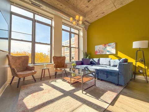 Spacious living room with a lot of daylight and large windows.