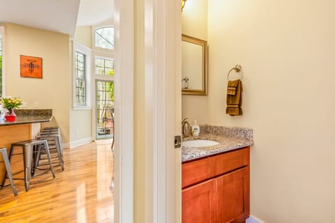 Combined shower/tub, hair dryer, towels