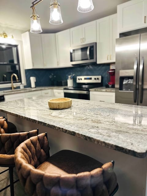 Dine in. Full kitchen