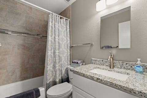 Combined shower/tub, hair dryer, towels