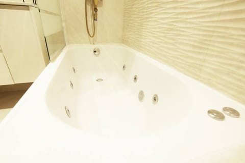 Bathtub, jetted tub, hair dryer