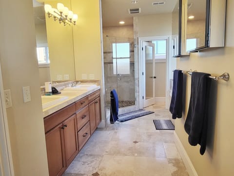 Combined shower/tub, jetted tub, hair dryer, towels