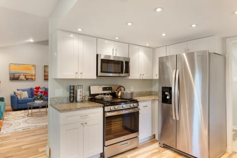 The fully equipped kitchen 