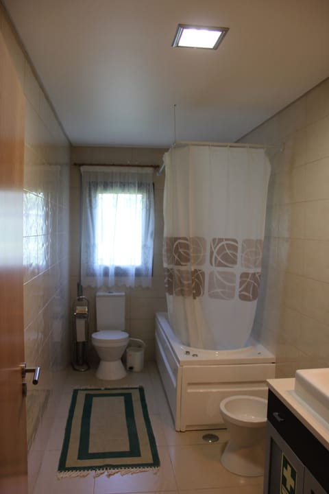 Shower, jetted tub, bidet, towels