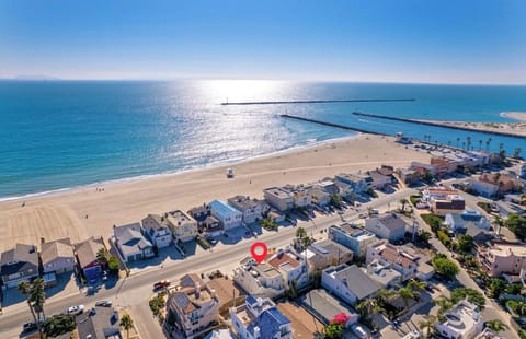 Beach nearby, sun loungers, beach towels