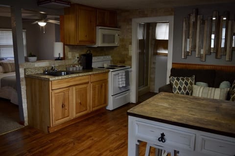 E48C165C-AB26-4415-9CAB-279352F81813_1_105_c