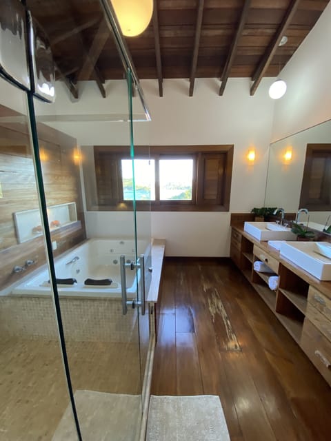 Shower, jetted tub, towels