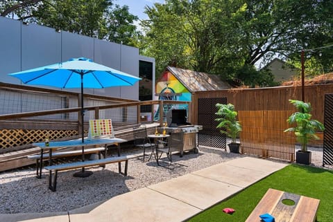 BBQ and picnic table with a view of the casita