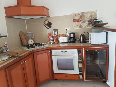 Fridge, microwave, oven, coffee/tea maker