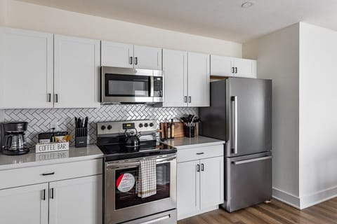 Full-size fridge, microwave, oven, stovetop