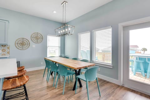 Dining Area | Dishware/Flatware Provided