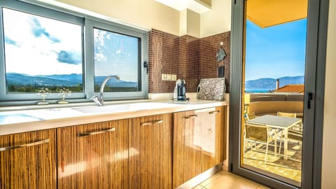 Villa Sirocco - The kitchen offers access to a balcony with dining table.