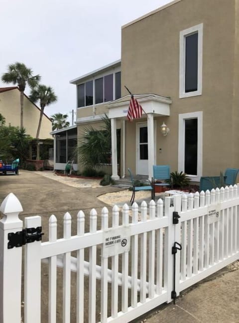 2-story townhome with upstairs bunk room and outdoor Florida room