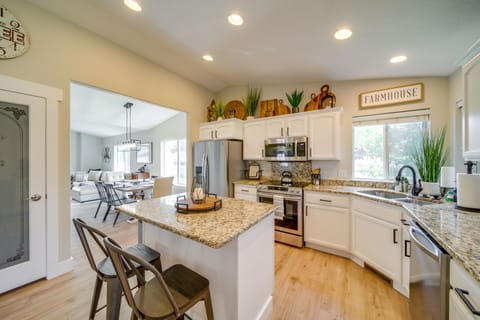 Kitchen | Cooking Basics | Coffee Maker | Paper Towels/Trash Bags Provided