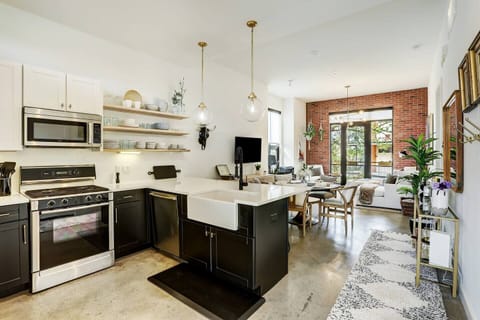 Cook in style and enjoy vibrant views from this modern open-space retreat!