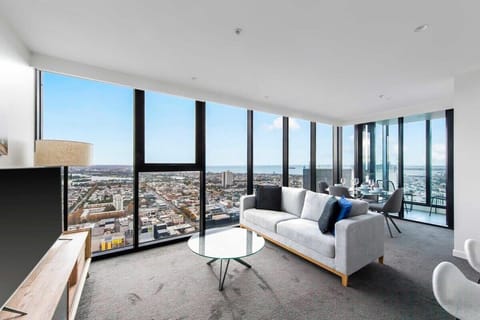 A living with panoramic views over Albert Park & Hobsons Bay!