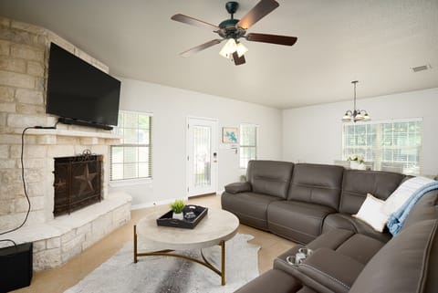 ★★ Embrace the charm of cowboy hospitality of lake-style living ★★