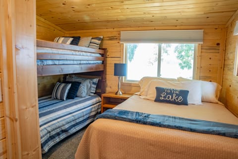 Travel crib, free WiFi, bed sheets