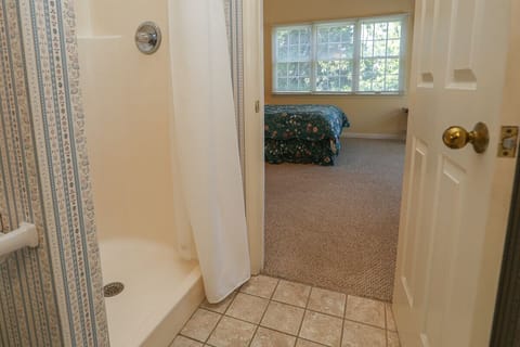 Combined shower/tub, towels