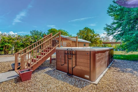 Outdoor spa tub