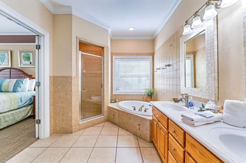 Combined shower/tub, towels